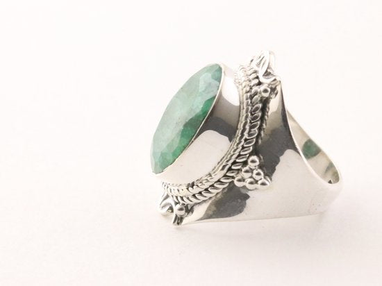 Bewerkte zilveren ring met smaragd afbeelding 2