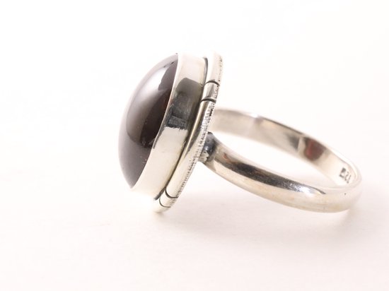 Ovale zilveren ring met granaat afbeelding 2