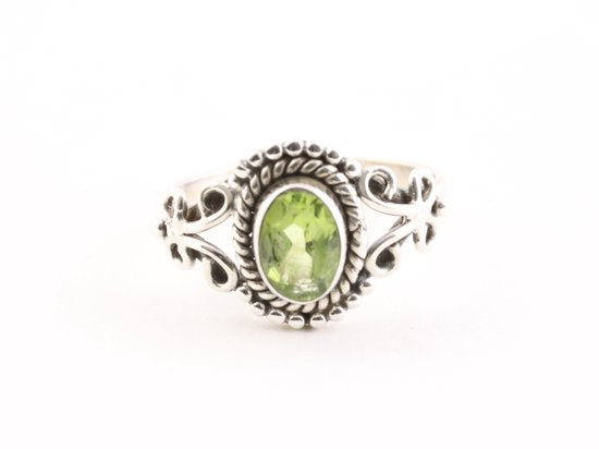 Fijne opengewerkte zilveren ring met peridoot afbeelding 4