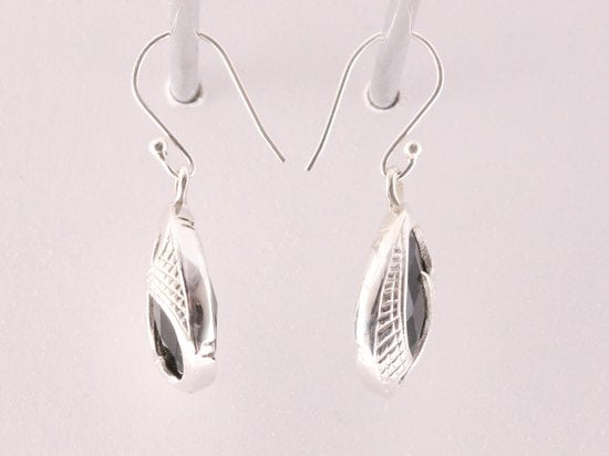 Bewerkte zilveren oorbellen met gefacetteerde onyx afbeelding 4