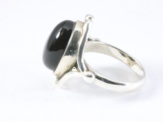 Bewerkte zilveren ring met onyx afbeelding 2