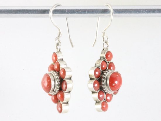 Traditionele bewerkte zilveren oorbellen met rode koraal steen afbeelding 2