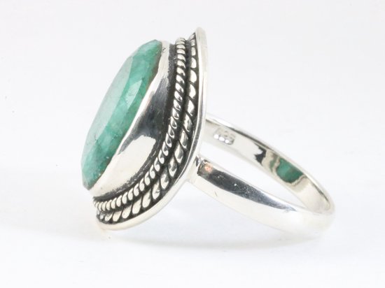 Bewerkte zilveren ring met smaragd afbeelding 2