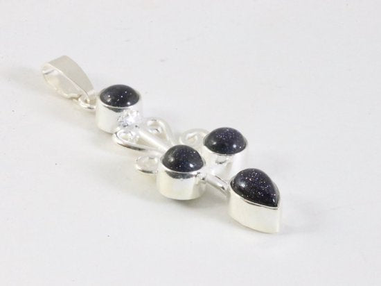 Langwerpige zilveren hanger met blauwe zonnesteen aan ketting afbeelding 2