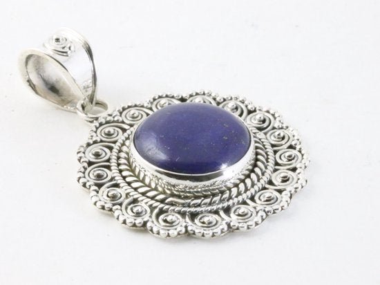 Ronde bewerkte zilveren hanger met lapis lazuli afbeelding 2