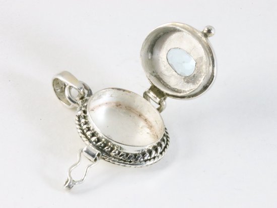 Traditioneel bewerkt zilveren medaillon met blauwe topaas afbeelding 5