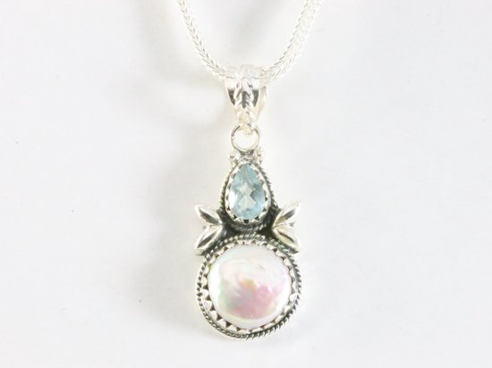 Bewerkte zilveren hanger met wilde parel en blauwe topaas aan ketting afbeelding 4