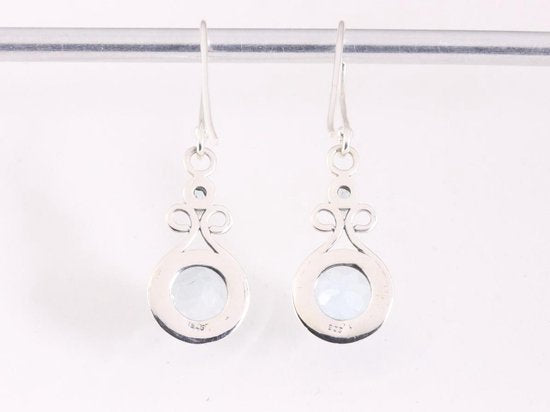 Opengewerkte zilveren oorbellen met blauwe topaas afbeelding 3