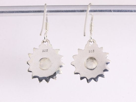 Fijne bewerkte zilveren oorbellen met regenboog maansteen afbeelding 3