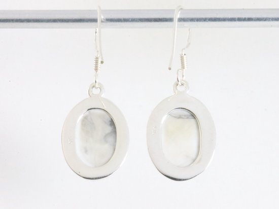 Ovale zilveren oorbellen met howliet afbeelding 3