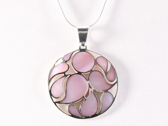 Ronde opengewerkte zilveren hanger met roze parelmoer aan ketting afbeelding 4