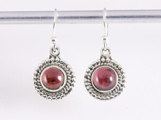 Fijne bewerkte ronde zilveren oorbellen met granaat afbeelding 4