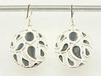 Ronde opengewerkte zilveren oorbellen met abalone schelp afbeelding 3