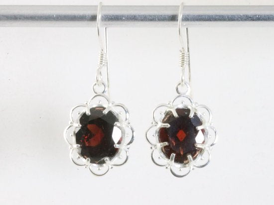 Fijne opengewerkte zilveren oorbellen met granaat afbeelding 4