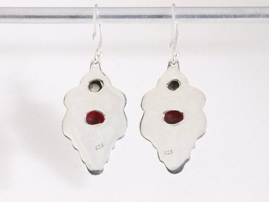 Bewerkte zilveren oorbellen met robijn en parel afbeelding 3