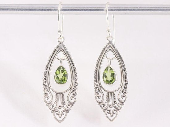 Lange opengewerkte zilveren oorbellen met peridoot afbeelding 4