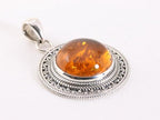 Bewerkte ronde zilveren hanger met amber afbeelding 2