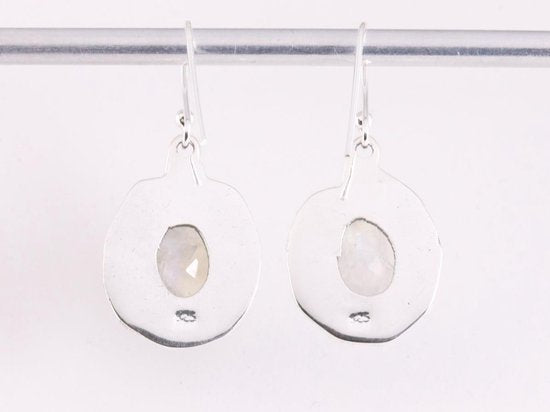 Bewerkte zilveren oorbellen met regenboog maansteen afbeelding 3