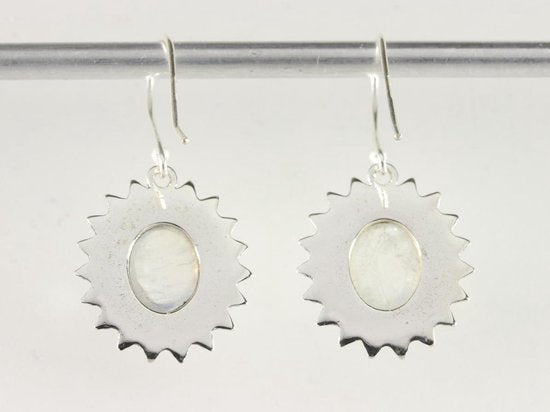 Bewerkte zilveren oorbellen met regenboog maansteen afbeelding 3