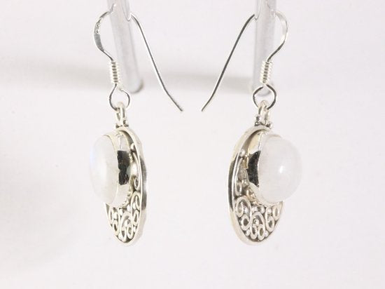 Ronde opengewerkte zilveren oorbellen met regenboog maansteen afbeelding 2