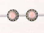 Fijne bewerkte ronde zilveren oorstekers met roze opaal afbeelding 1