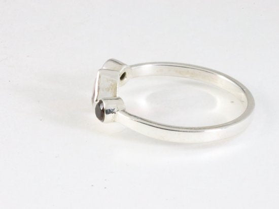 Fijne hoogglans zilveren ring met granaat afbeelding 2