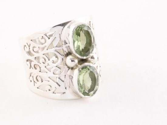 Opengewerkte zilveren ring met groene amethist afbeelding 1