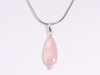 Lange druppelvormige zilveren hanger met rozenkwarts aan ketting afbeelding 3