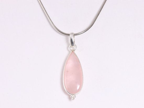 Lange druppelvormige zilveren hanger met rozenkwarts aan ketting afbeelding 3