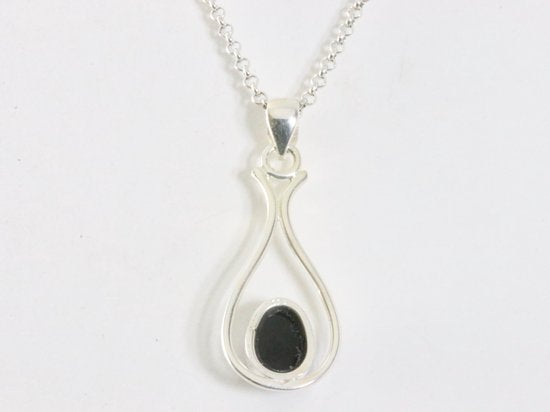 Opengewerkte zilveren hanger met gefacetteerde onyx aan ketting afbeelding 3