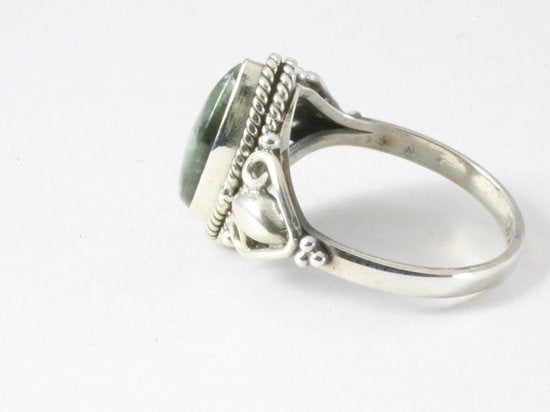 Fijne bewerkte zilveren ring met groene serafiniet afbeelding 2