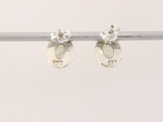 Fijne ovale zilveren oorstekers met regenboog maansteen afbeelding 3