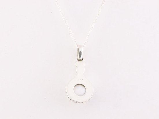 Fijne bewerkte zilveren hanger met witte parel aan ketting afbeelding 3
