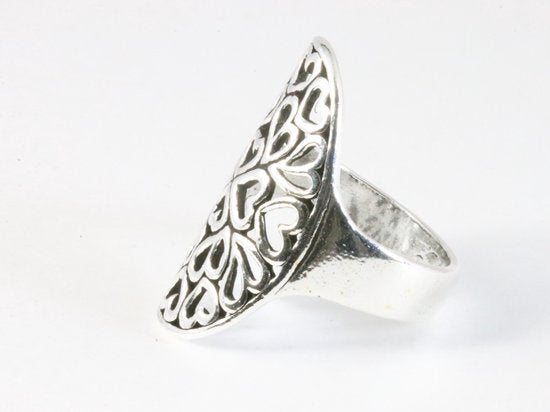 Opengewerkte zilveren ring met hartjes motief afbeelding 2