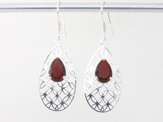 Opengewerkte zilveren oorbellen met granaat afbeelding 4
