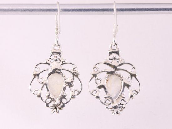 Opengewerkte zilveren oorbellen met regenboog maansteen afbeelding 3