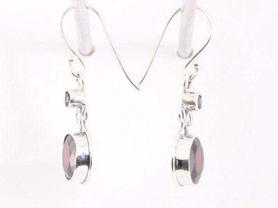 Opengewerkte zilveren oorbellen met granaat afbeelding 2