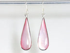 Lange druppelvormige zilveren oorbellen met roze parelmoer afbeelding 3