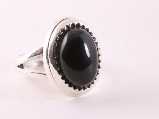 Bewerkte zilveren ring met onyx afbeelding 1