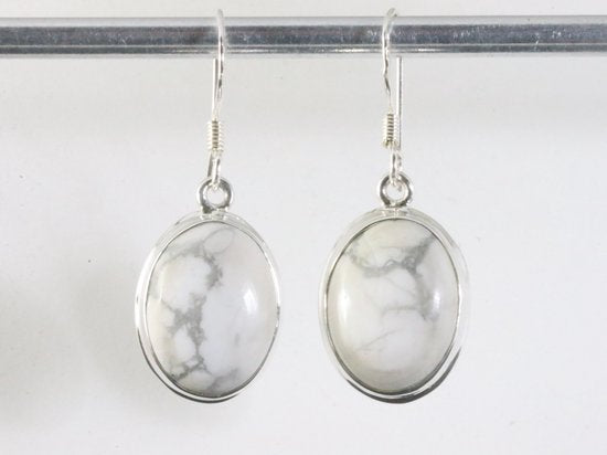 Ovale zilveren oorbellen met howliet afbeelding 4