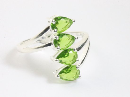 Langwerpige hoogglans zilveren ring met peridoot stenen afbeelding 1