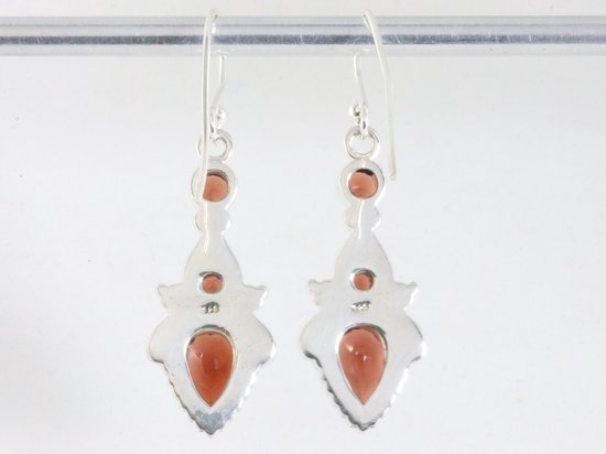 Bewerkte zilveren oorbellen met granaat afbeelding 3