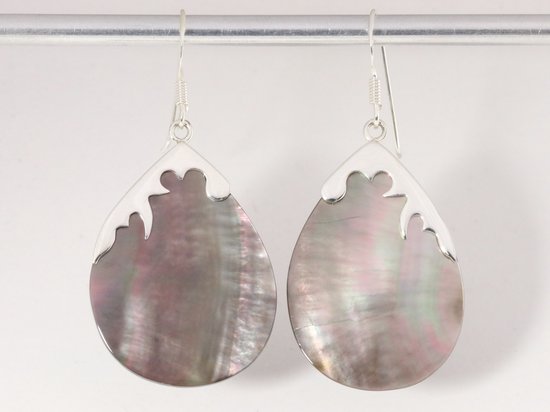 Grote druppelvormige zilveren oorbellen met zwarte parelmoer afbeelding 4