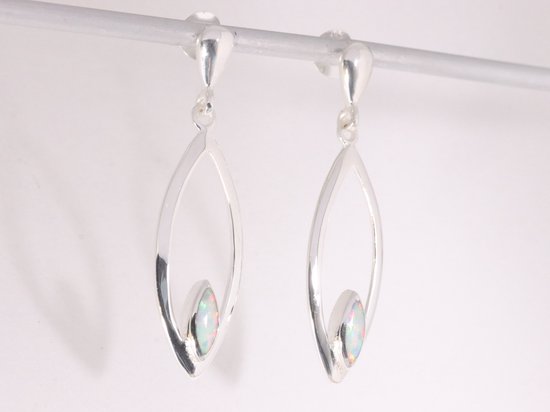 Opengewerkte zilveren oorstekers met welo opaal afbeelding 2