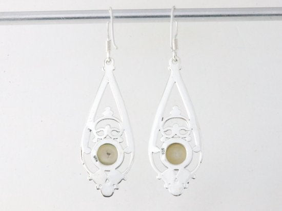 Lange opengewerkte zilveren oorbellen met zoetwater parel afbeelding 3