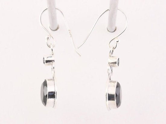 Opengewerkte zilveren oorbellen met onyx afbeelding 2