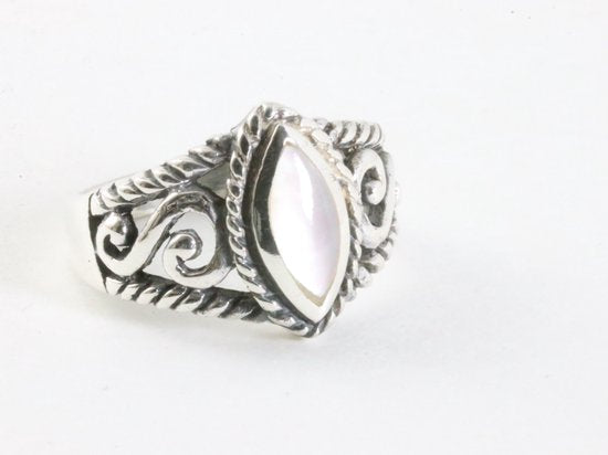 Bewerkte zilveren ring met parelmoer afbeelding 1