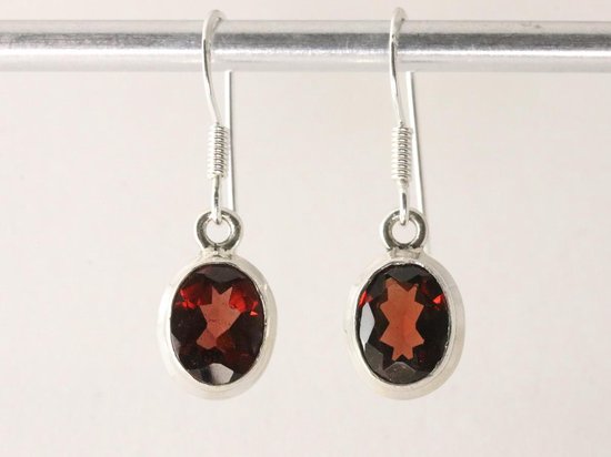 Fijne ovale zilveren oorbellen met granaat afbeelding 4