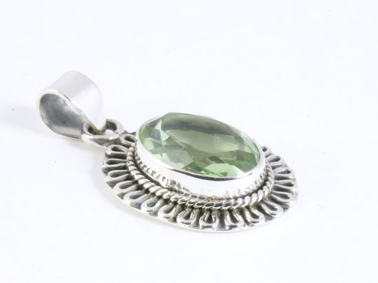 Fijne bewerkte ovale zilveren hanger met groene amethist afbeelding 2