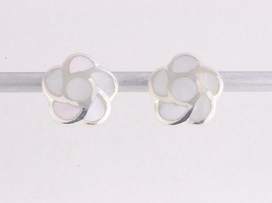 Bloemvormige zilveren oorstekers met parelmoer afbeelding 1